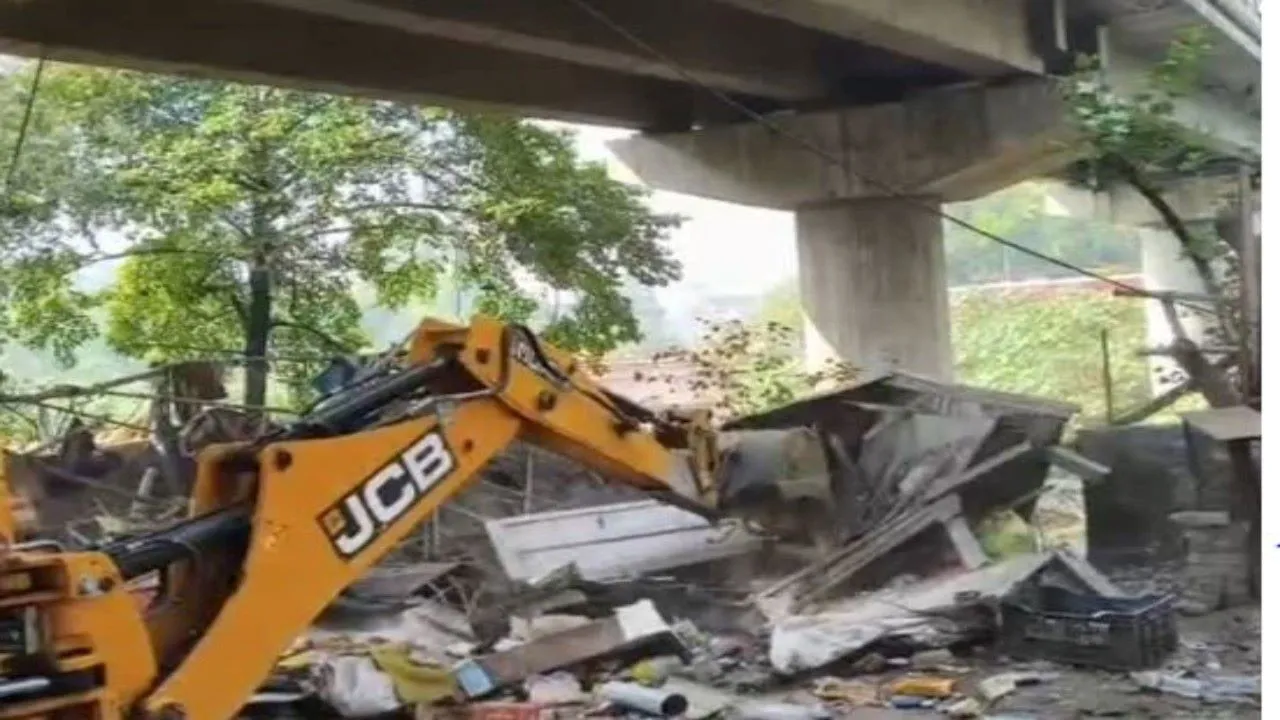 रेलवे का चला बुलडोजर : 20 से अधिक दुकानें और झोपड़ियां जमींदोज