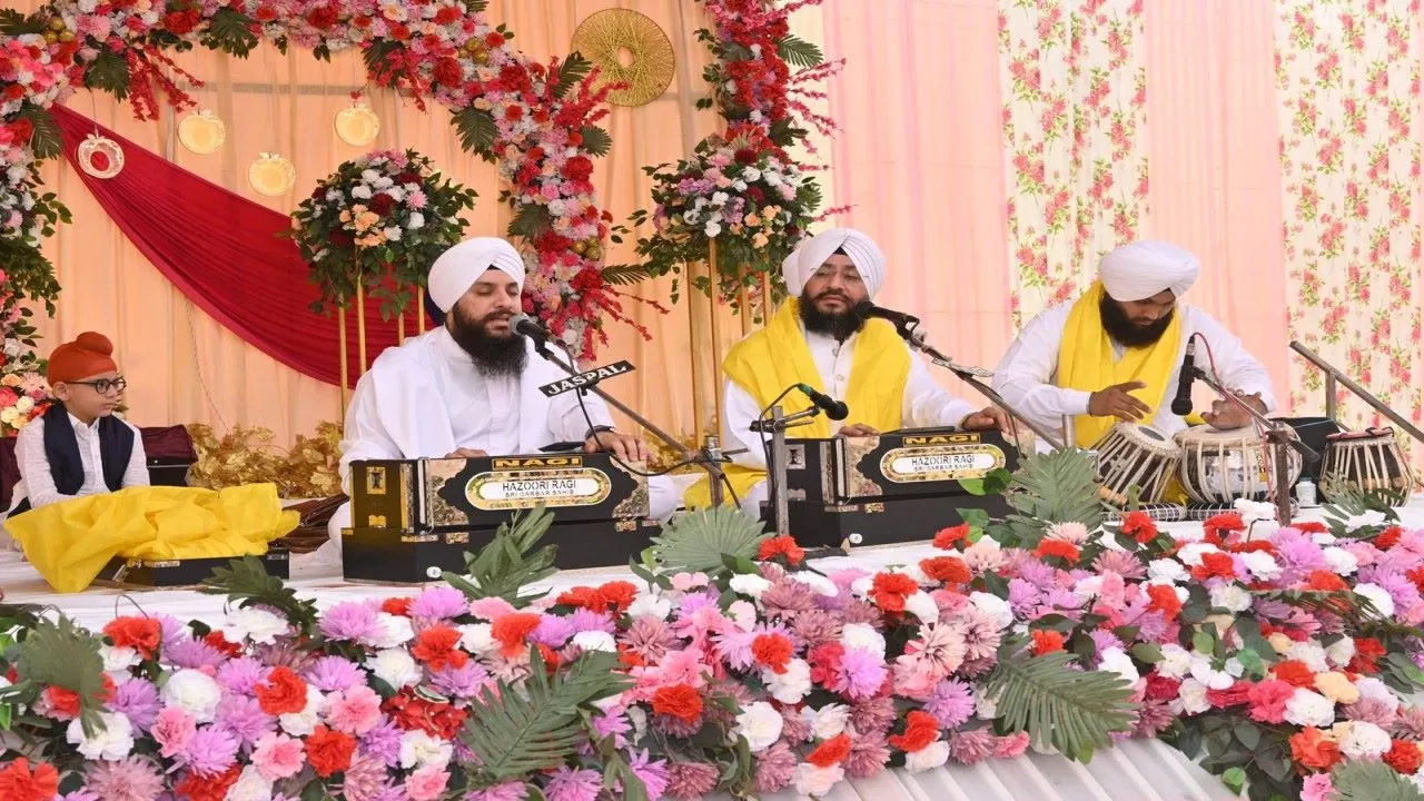 प्रकाश पर्व पर गुरुवाणी से संगत हुई निहाल :  श्री गुरु ग्रंथ साहिब के समक्ष लाखों लोगों ने नवाया शीश