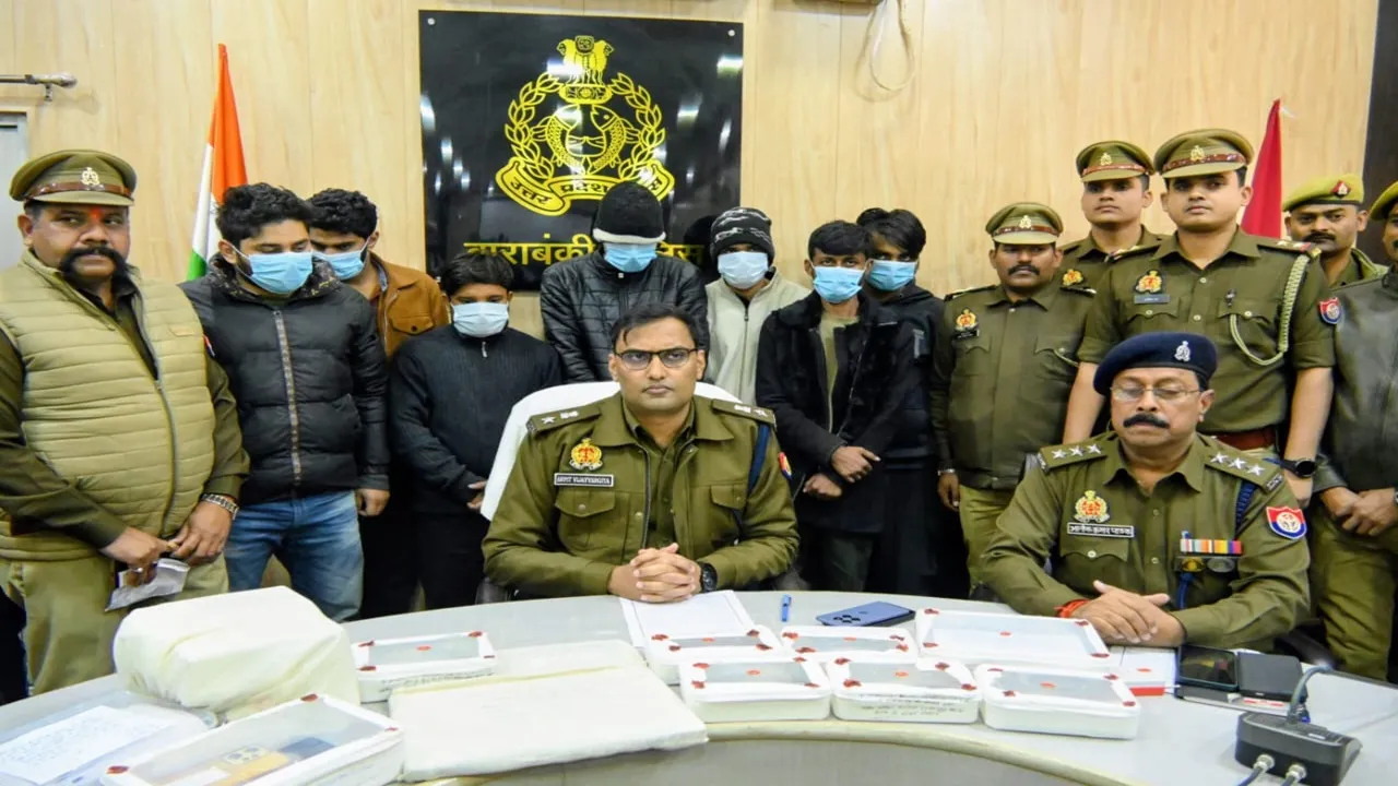 बाराबंकी : साइबर ठगी में लिप्त युवती समेत 8 शातिर गिरफ्तार, मोबाइल व लैपटाप समेत कई सामान बरामद