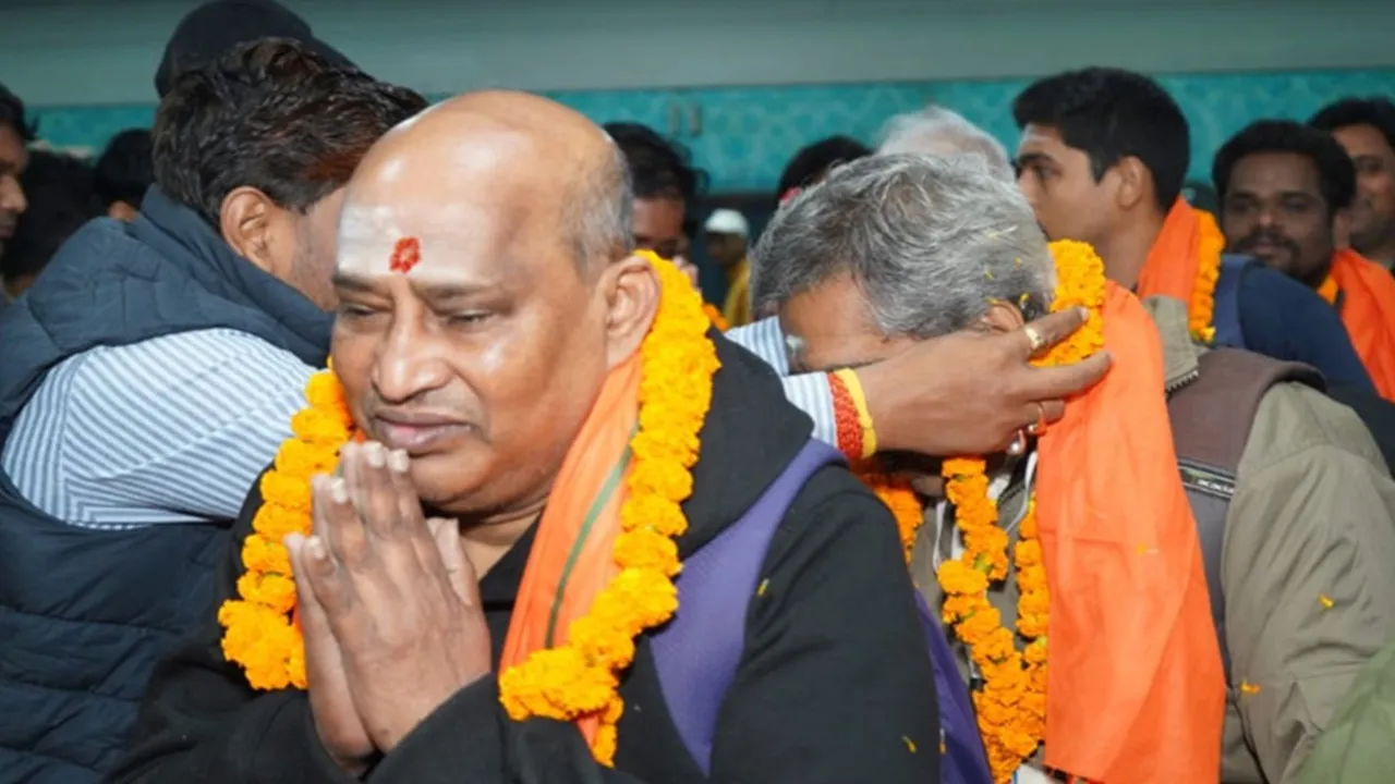 वाराणसी : तमिलनाडु से आया तीसरा दल,  डमरू वादन और पुष्पवर्षा से हुआ भव्य स्वागत 