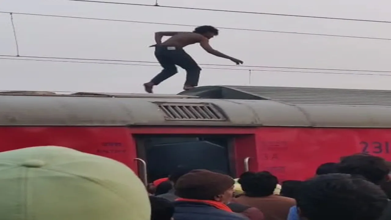 प्रतापगढ़ : चलती ट्रेन की बोगी के उपर चढ़ा युवक, विद्युत आपूर्ति रोक कर रेलवे ने बचाई जान