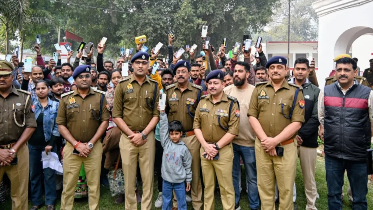 बाराबंकी पुलिस को मिला बड़ी कामयाबी: 30 लाख के 160 गुम मोबाइल बरामद, स्वामियों को सौंपे