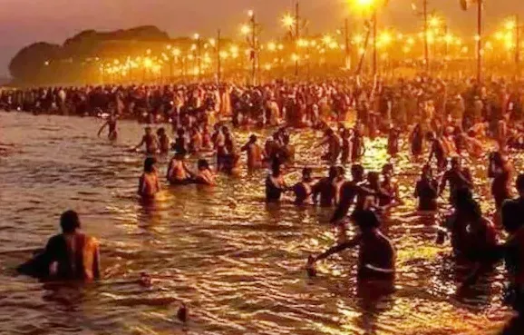 प्रयागराज : भूमि आवंटन से नाराज साधु-संतों ने मेला प्राधिकरण के गेट पर दिया धरना, लगाया यह आरोप