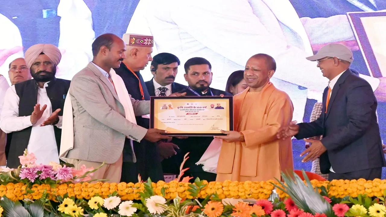 पद्मश्री किसान रामसरन के द्वार पहुंची सरकार, सीएम योगी ने बाराबंकी से शुरू की किसान पाठशाला, प्रगतिशील किसानों का किया सम्मान