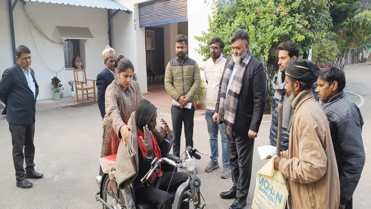 Gonda News: ट्राई साइकिल और अन्त्योदय राशन कार्ड मिला तो खिल उठा घिसई का चेहरा 