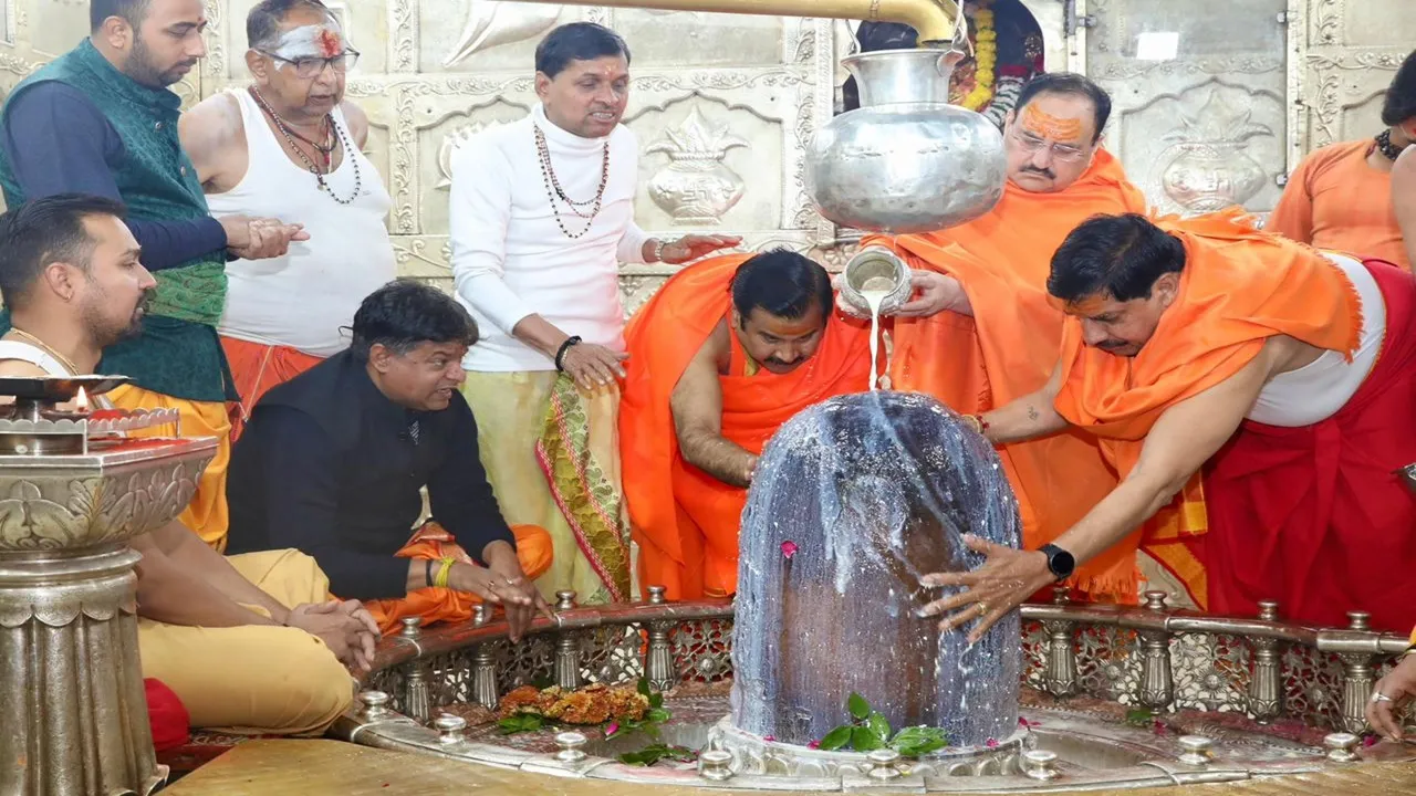 महाकालेश्वर मंदिर पहुंचे एमपी के मुख्यमंत्री और जीपी नड्डा, भगवान महाकाल का अभिषेक कर की सुख-शांति की कामना 