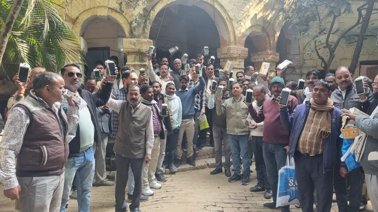 बाराबंकी : खाद्यान्न लाभांश बढ़ाने की मांग पर कोटेदारों का प्रदर्शन, मुख्यमंत्री को भेजा ज्ञापन