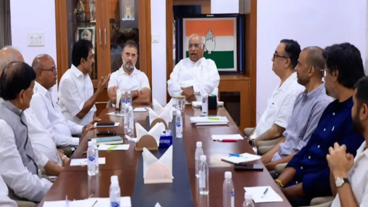 CWC की बैठक में बोले खरगे - मोदी सरकार ने गरीबों के पीठ में छुरा घोंपा, मनरेगा पर खड़ा करना होगा जनांदोलन