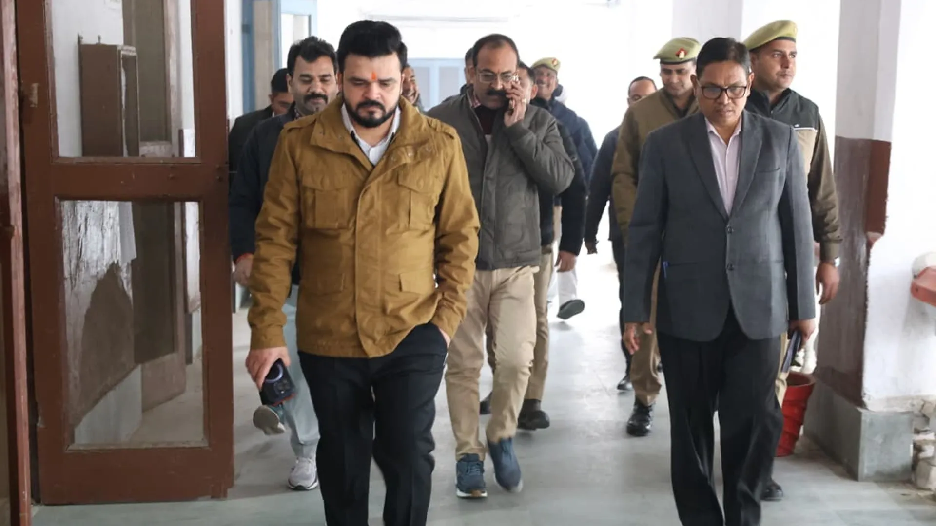 रामपुर : डीएम के निरीक्षण में 16 कर्मचारी मिले गैर हाजिर, मांगा स्पष्टीकरण