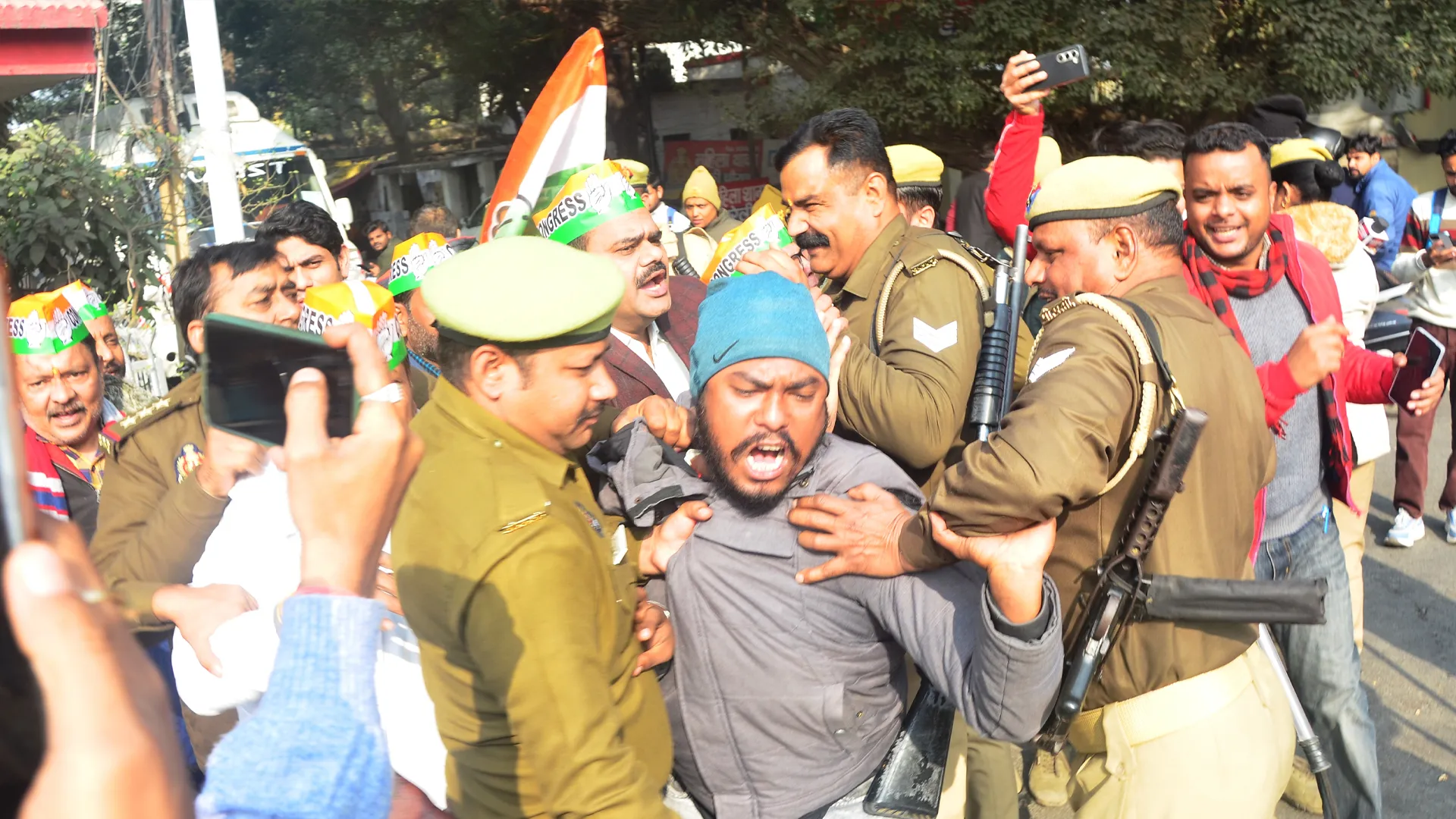 Bareilly :भाजपा के खिलाफ कांग्रेसियों का प्रदर्शन, धक्का-मुक्की में सड़क पर गिरे, कई नेता चुटैल