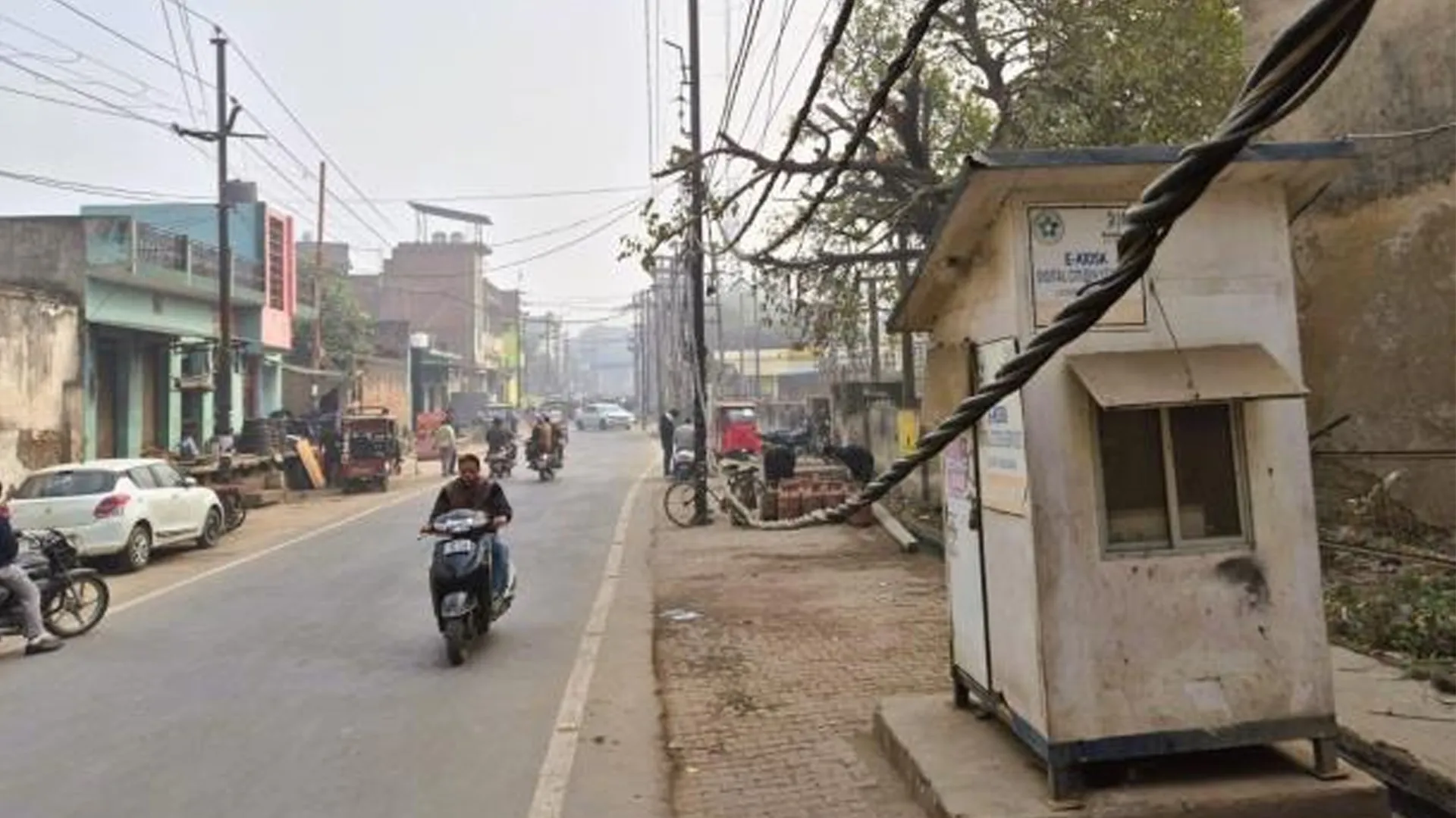 मुरादाबाद : जान का खतरा... जमीन से कुछ ही ऊंचे लटक रहे तार