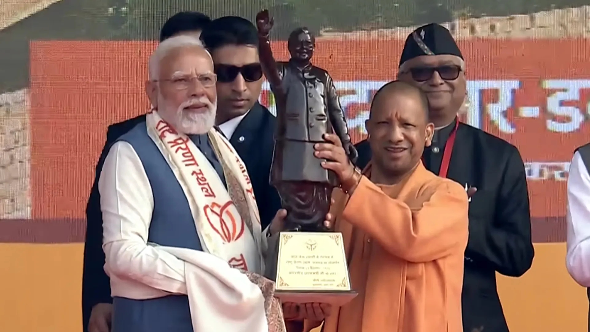 प्रधानमंत्री नरेन्‍द्र मोदी ने लखनऊ में स्‍थापित राष्ट्र प्रेरणा स्थल देश को किया समर्पित