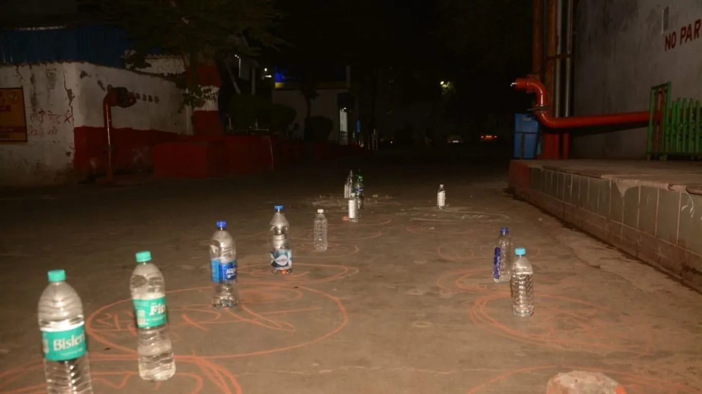 केजीएमयू OPD के बाहर मरीजों की जगह बोतलों की लाइन, समुचित प्रबंधन न किए जाने से मरीज और तीमारदार परेशान