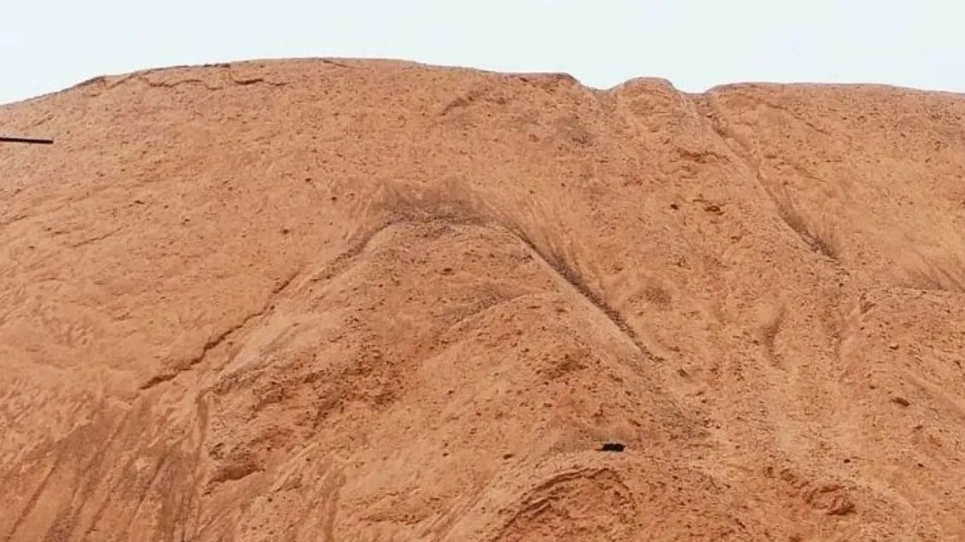 ओवरलोड ट्रकों का बेखौफ खेल जारी..जिम्मेदारों की मिलीभगत से फल-फूल रहा अवैध मौरंग कारोबार