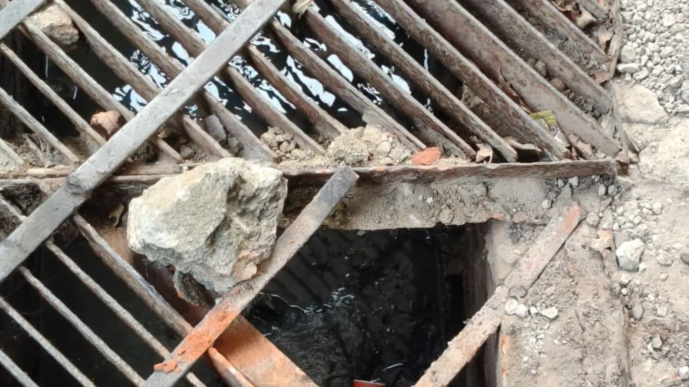 अग्निकांड :  दीवार तोड़कर निकाले गए तीन परिवार, गल गए जेवर, नकदी हुई राख