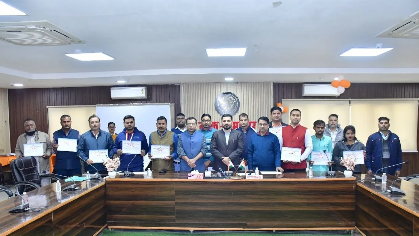 Barabanki SIR News :  उत्कृष्ट कार्य के लिए 14 बीएलओ सम्मानित, बोले गोप-किसी का वोट नहीं कटेगा, जल्द भरें फॉर्म 