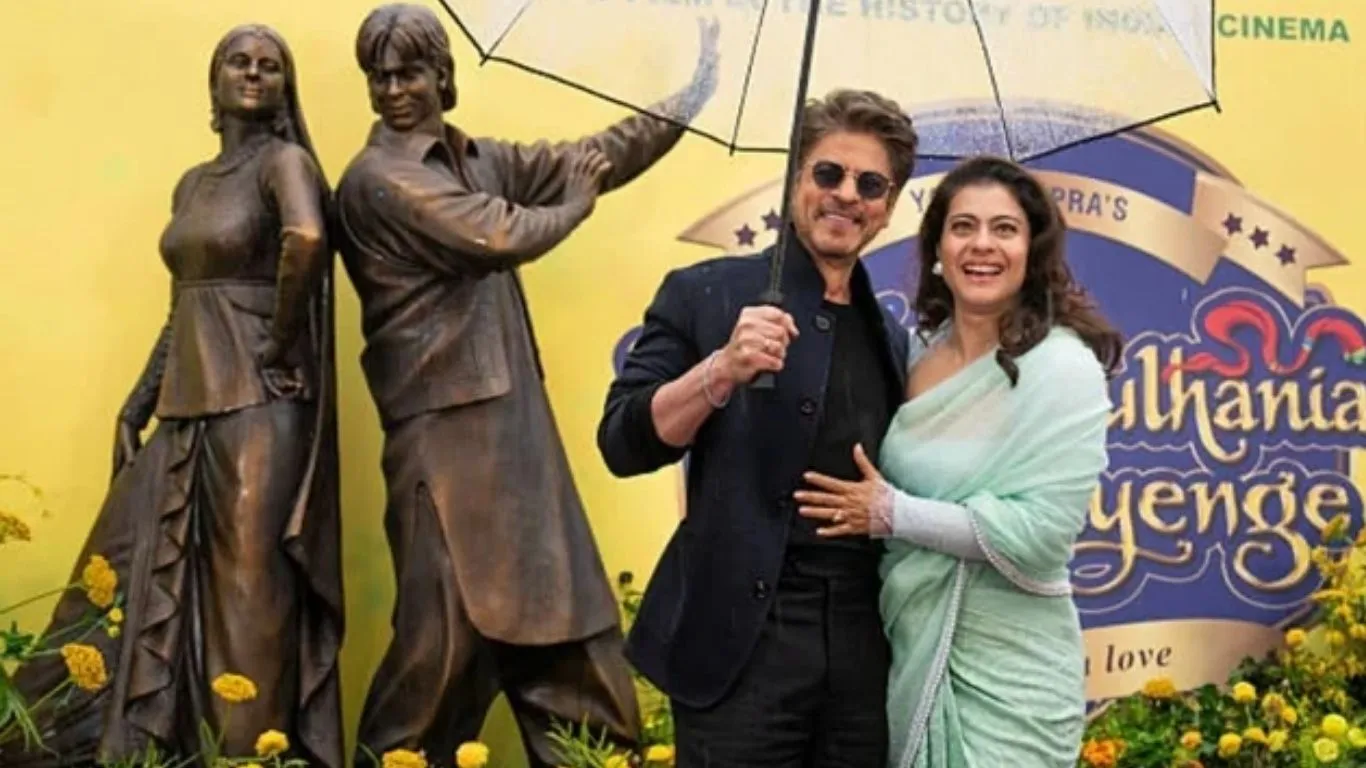  'DDLJ' के 30 साल पूरे... लंदन में राज-सिमरन का आइकॉनिक स्टैच्यू , शाहरुख-काजोल ने दिए पोज 
