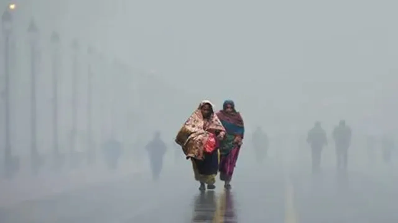 Weather Update: कश्मीर में बर्फबारी और बारिश से लुढ़क पारा, उत्तर भारत में कोहरे का प्रकोप