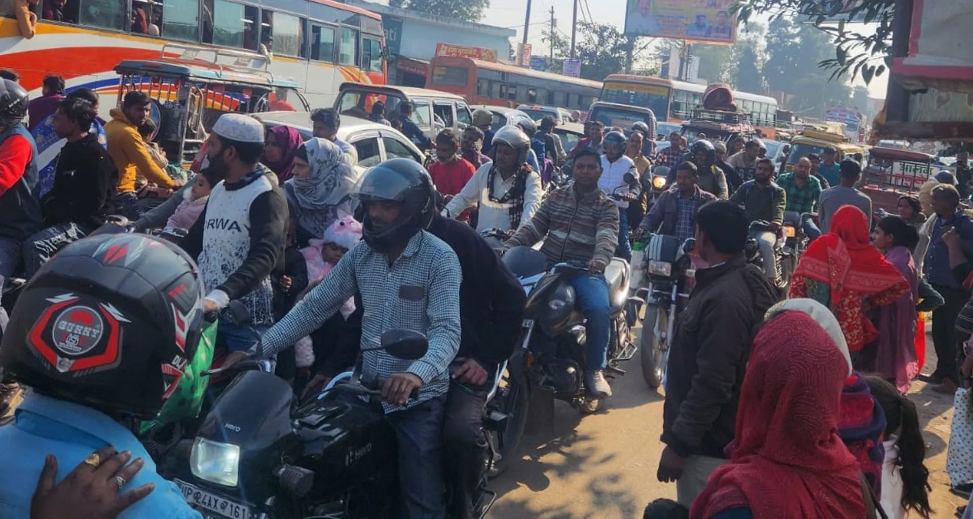 बदायूं : आटो ने तोड़ा क्रासिंग का बैरियर, राजमार्ग पर लगा रहा जाम