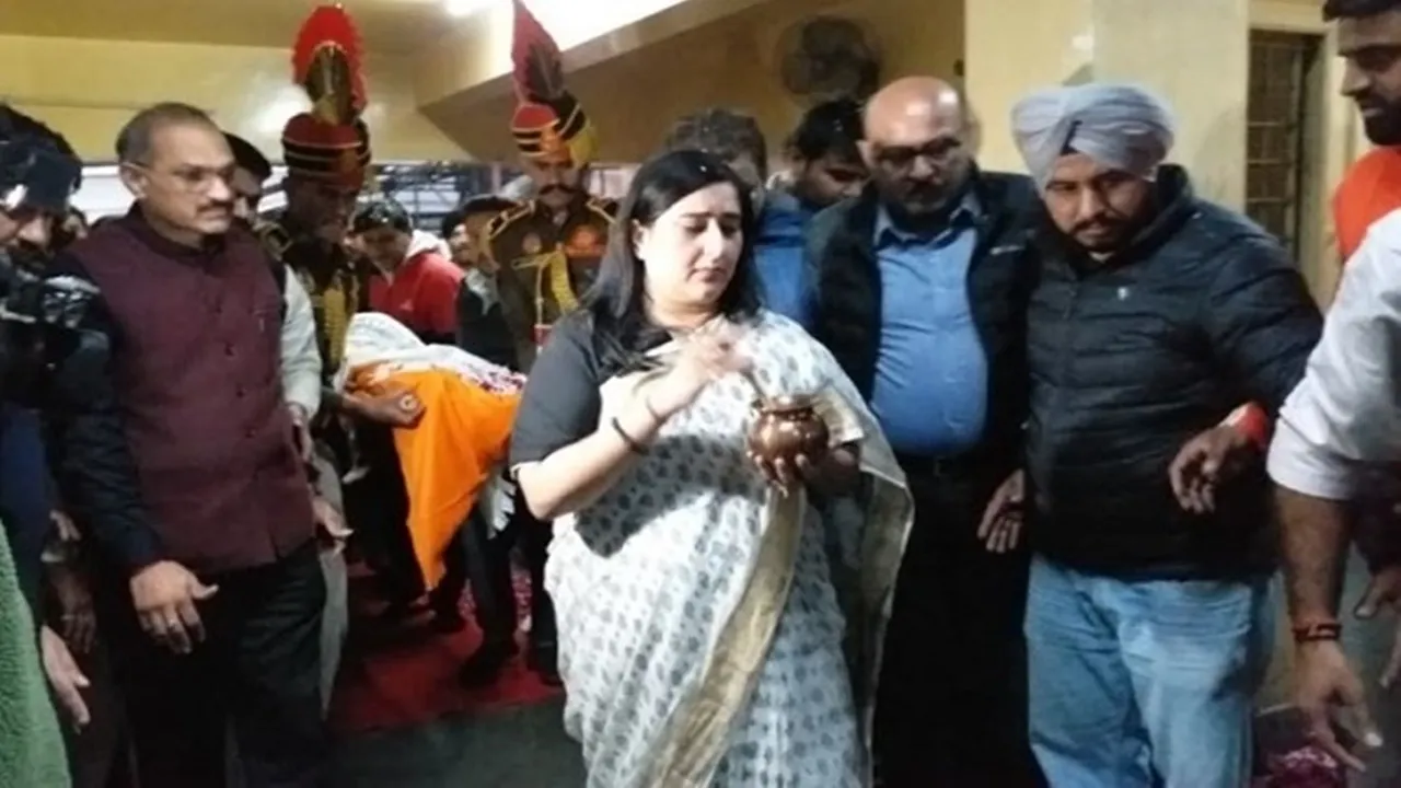 पूर्व राज्यपाल स्वराज कौशल का राजकीय सम्मान के साथ अंतिम संस्कार, बेटी बांसुरी स्वराज ने दी मुखाग्नि 