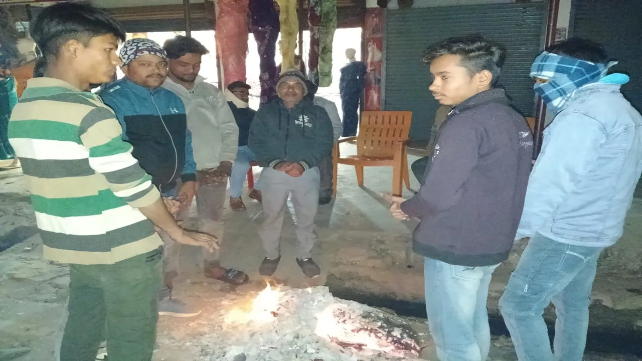 बाराबंकी : कोहरे की बारिश से बढ़ी ठिठुरन, बाजार में सन्नाटा