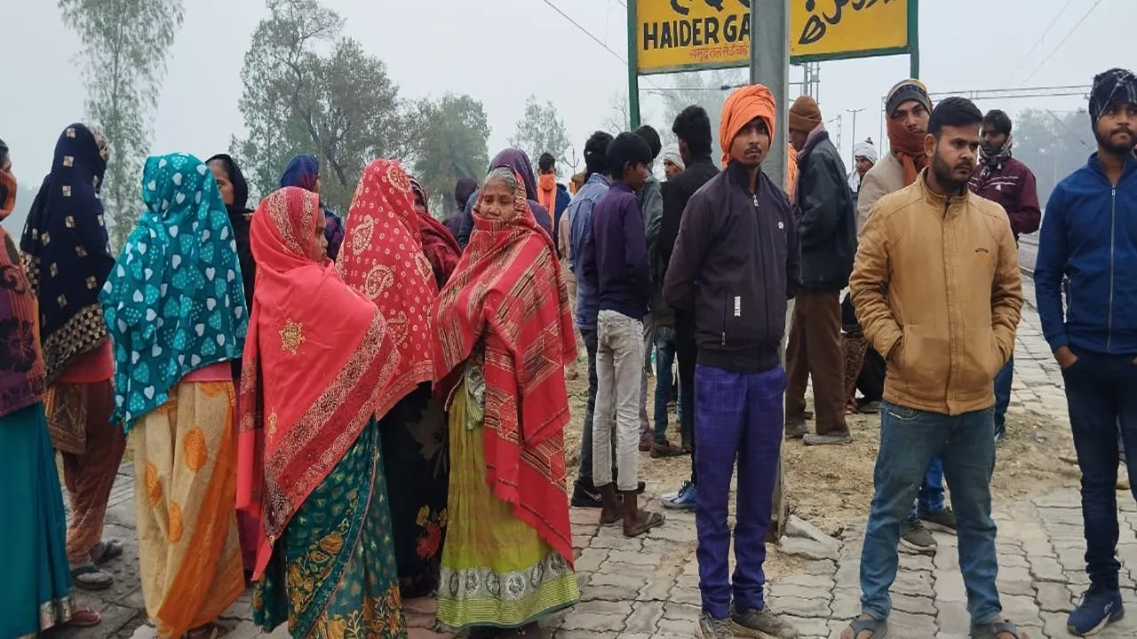 Barabanki suicide: मासूम बेटी को धक्का देकर ट्रेन के आगे कूदी मां, परिजनों में कोहराम