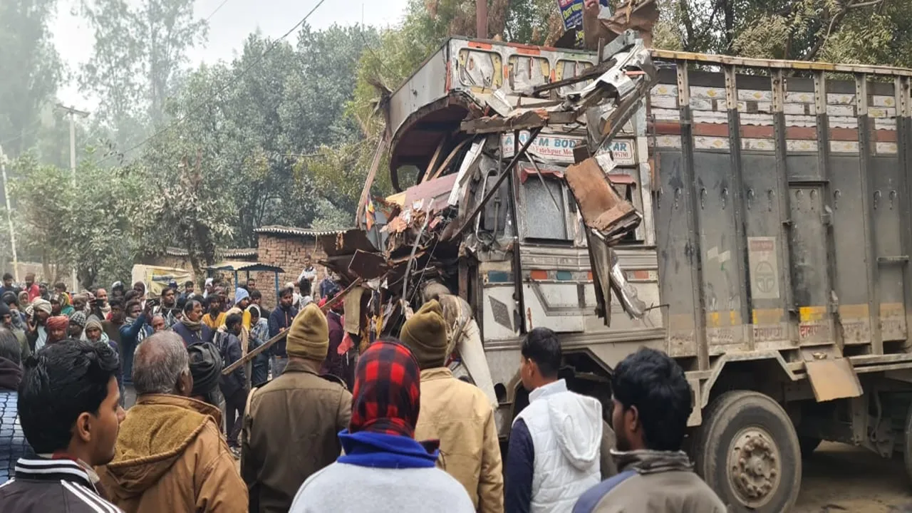 सुलतानपुर : घने कोहरे में अनियंत्रित हुई ट्रक पेड़ से लड़ी, दो की मौत, तीन घायल