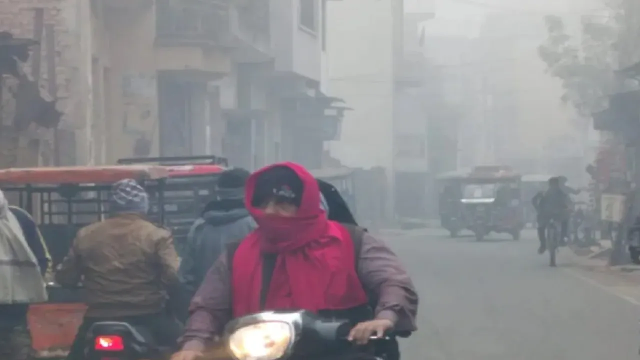 UP Weather Update : यूपी में कोहरे के कहर के बीच फिलहाल राहत नहीं देगी सर्दी, ट्रेनें घंटों लेट, 20 से ज्यादा फ्लाइटें कैंसिल