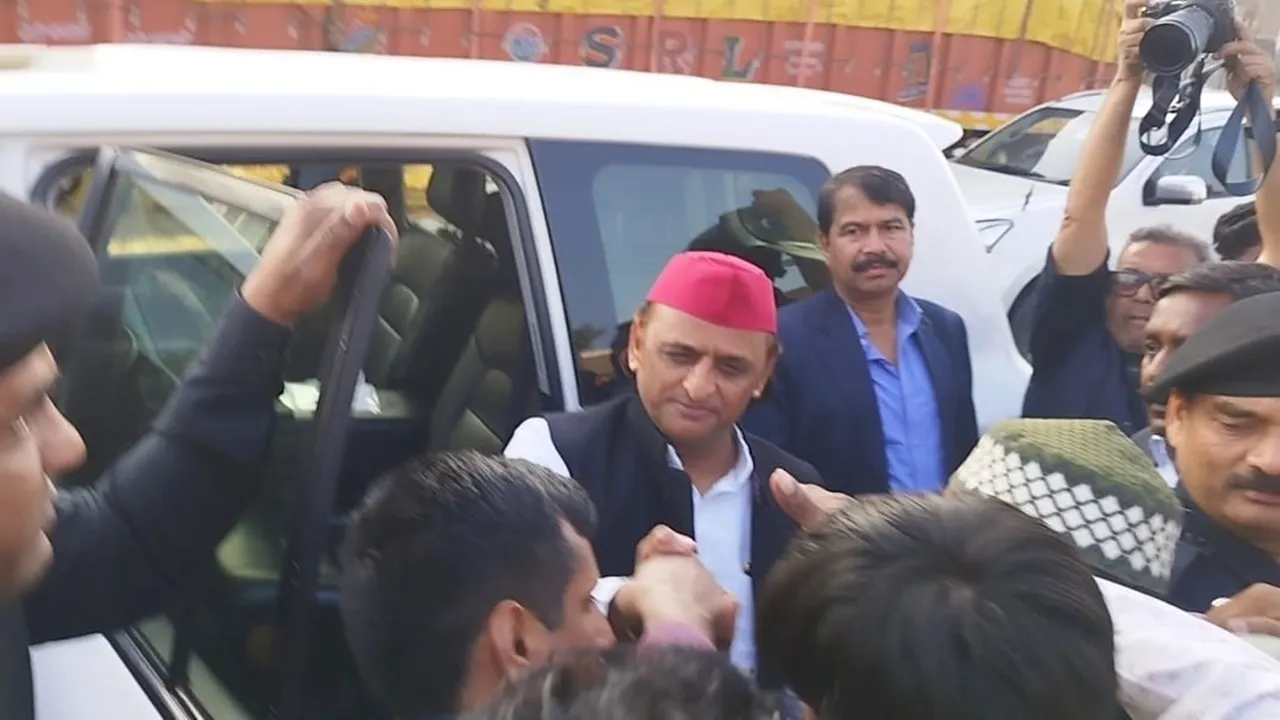इटावा : गाड़ी रोक कर कार्यकर्ताओं से मिले अखिलेश यादव, SIR को लेकर दिए ये निर्देश