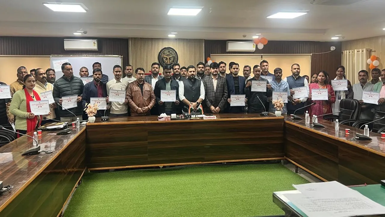 बाराबंकी: उत्कृष्ट कार्य के लिए 44 बीएलओ सम्मानित, बोले डीएम- समय पर दें गणना पत्रक 