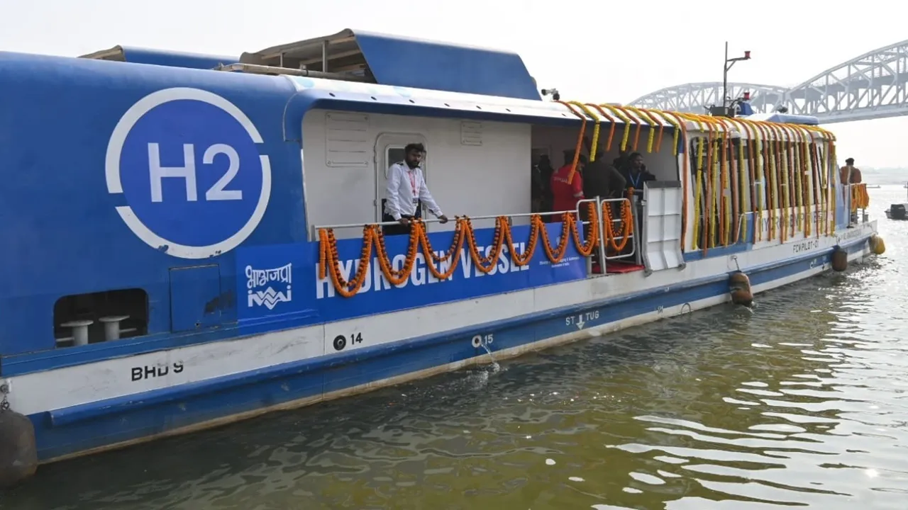 काशी को मिली देश की पहली हाइड्रोजन जलयान की सौगात, नमो घाट से केंद्रीय मंत्री सोनोवाल ने झंडी दिखाकर किया रवाना, जानें खसियात