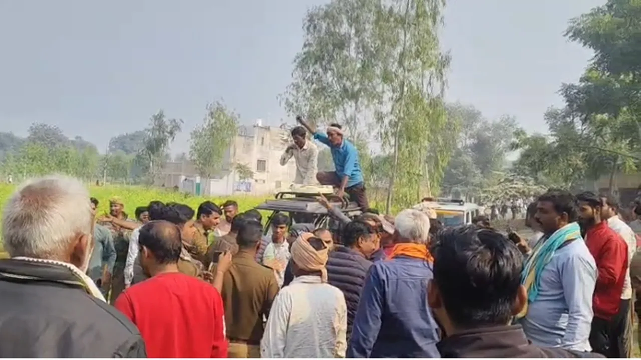 अमेठी मजदूर हत्याकांड : आरोपियों की गिरफ्तारी न होने पर भड़के ग्रामीण, जमकर किया हंगामा, पुलिस से भिड़े