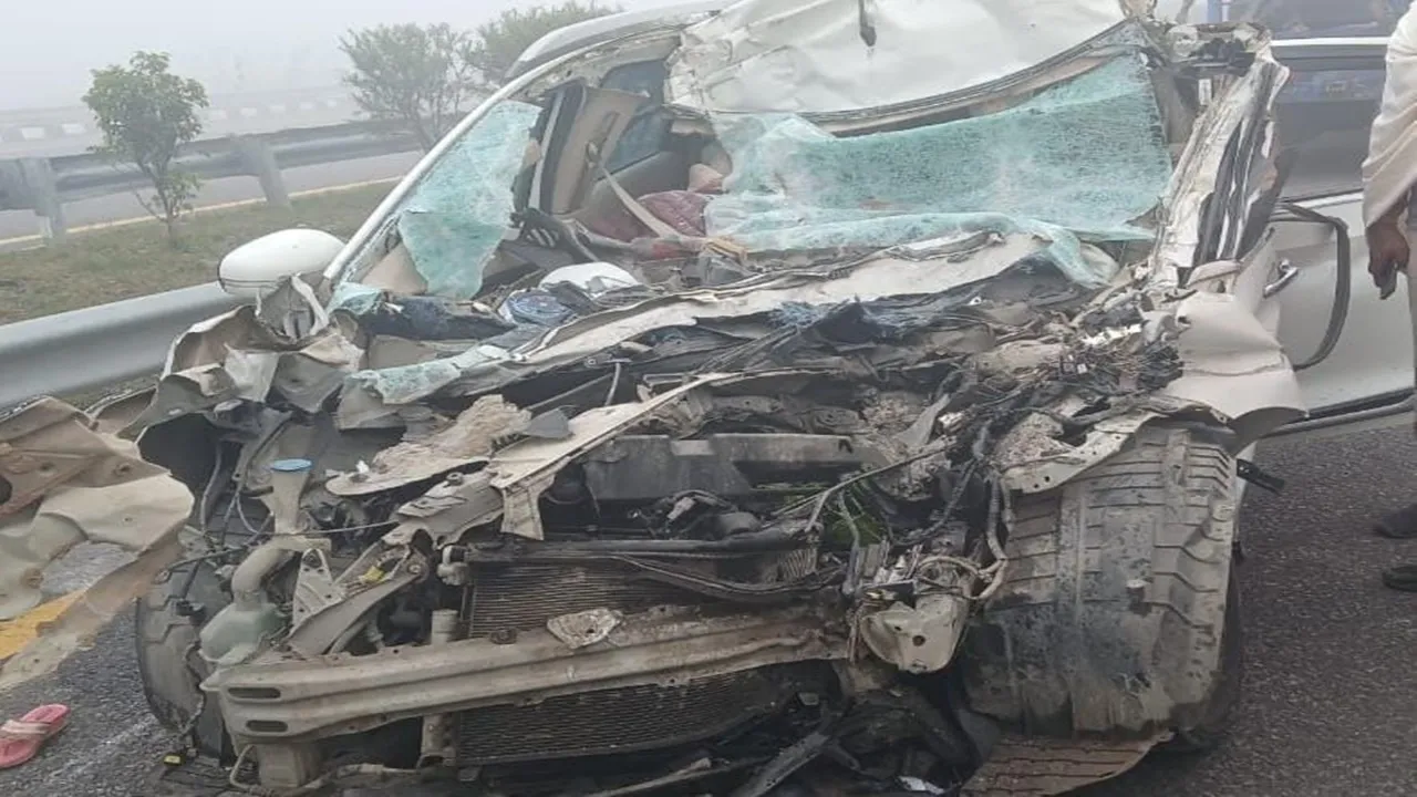 सुलतानपुर में पूर्वांचल एक्सप्रेसवे पर भीषण हादसा : खड़े ट्रक में घुसी कार, तीन की मौत व 7 घायल