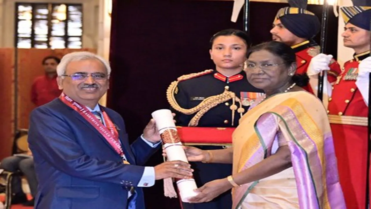 राष्ट्रपति मुर्मू ने 24 वैज्ञानिकों को राष्ट्रीय विज्ञान पुरस्कार किया सम्मानित, मरणोपरांत जयंत नार्लीकर को मिला विज्ञान रत्न 