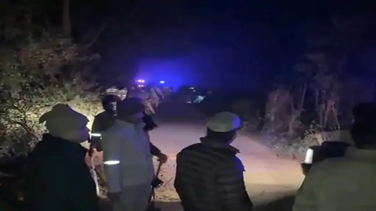 सीतापुर में पिता-पुत्र की गोली मारकर हत्या, गांव में भारी पुलिस बल तैनात, जानें पूरा मामला