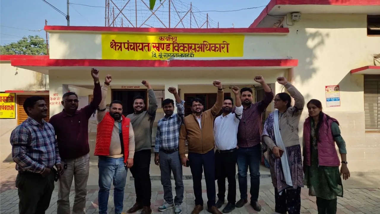 बाराबंकी : अतिरिक्त कार्यभार के विरोध में सांकेतिक आंदोलन