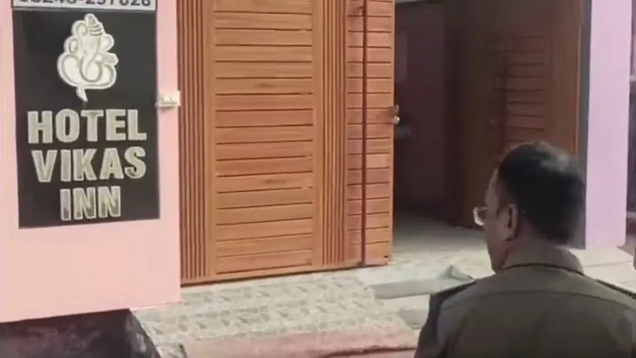 बाराबंकी : दो होटलों में आपत्तिजनक दशा में मिले पांच जोड़े, स्थानीय नागरिक भी कर रहे थे शिकायत