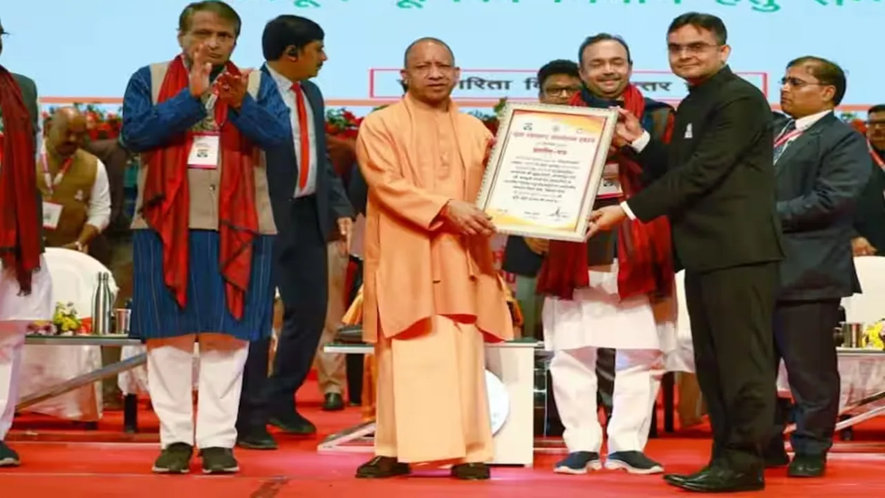 अंतरराष्ट्रीय सहकारिता वर्ष–2025 : मुख्यमंत्री योगी ने वाराणसी व महराजगंज के डीएम को किया सम्मानित