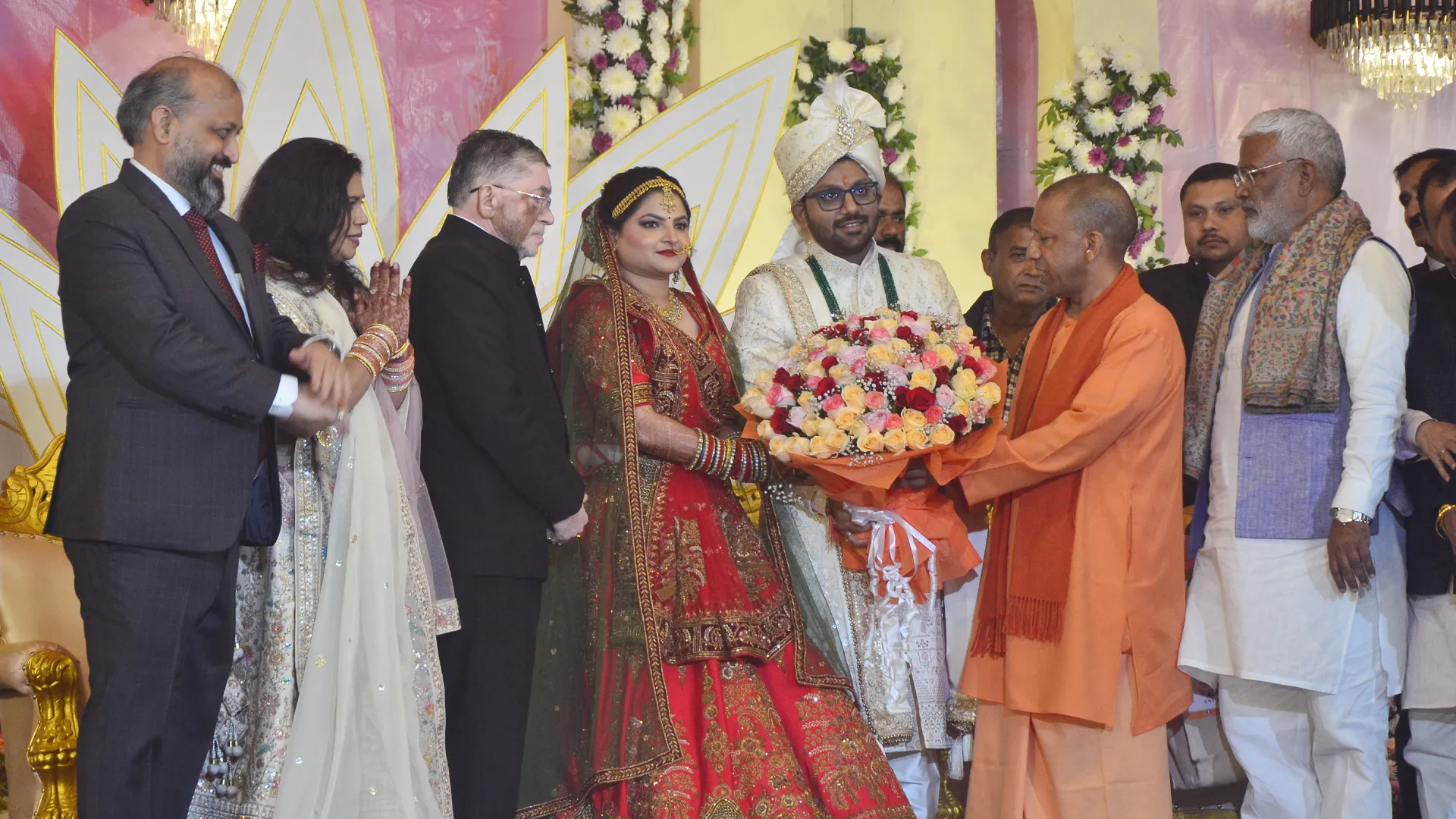 बरेली : झारखंड के राज्यपाल के बेटे को सीएम ने भी दिया आशीर्वाद