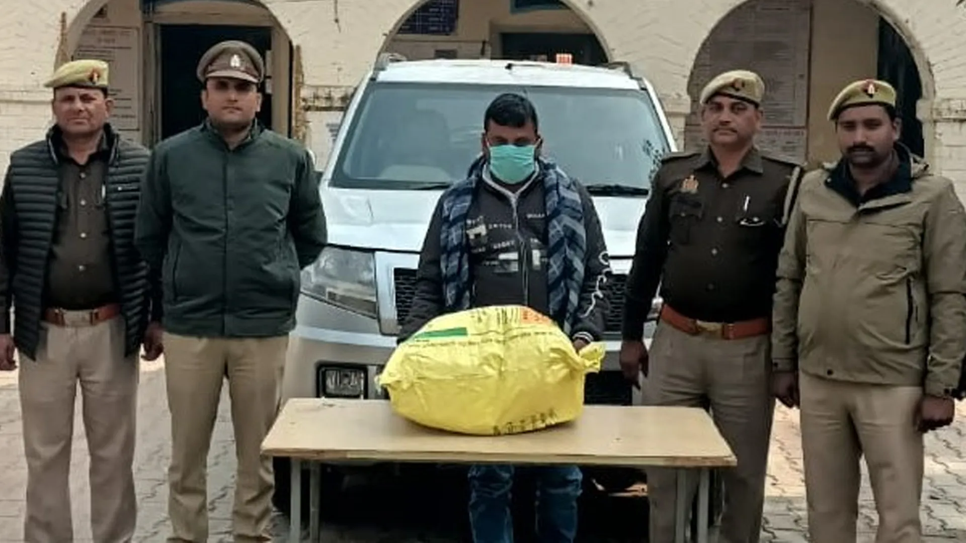 बदायूं : उझानी से खरीदकर करता था तस्करी, गांजा के साथ युवक पकड़ा