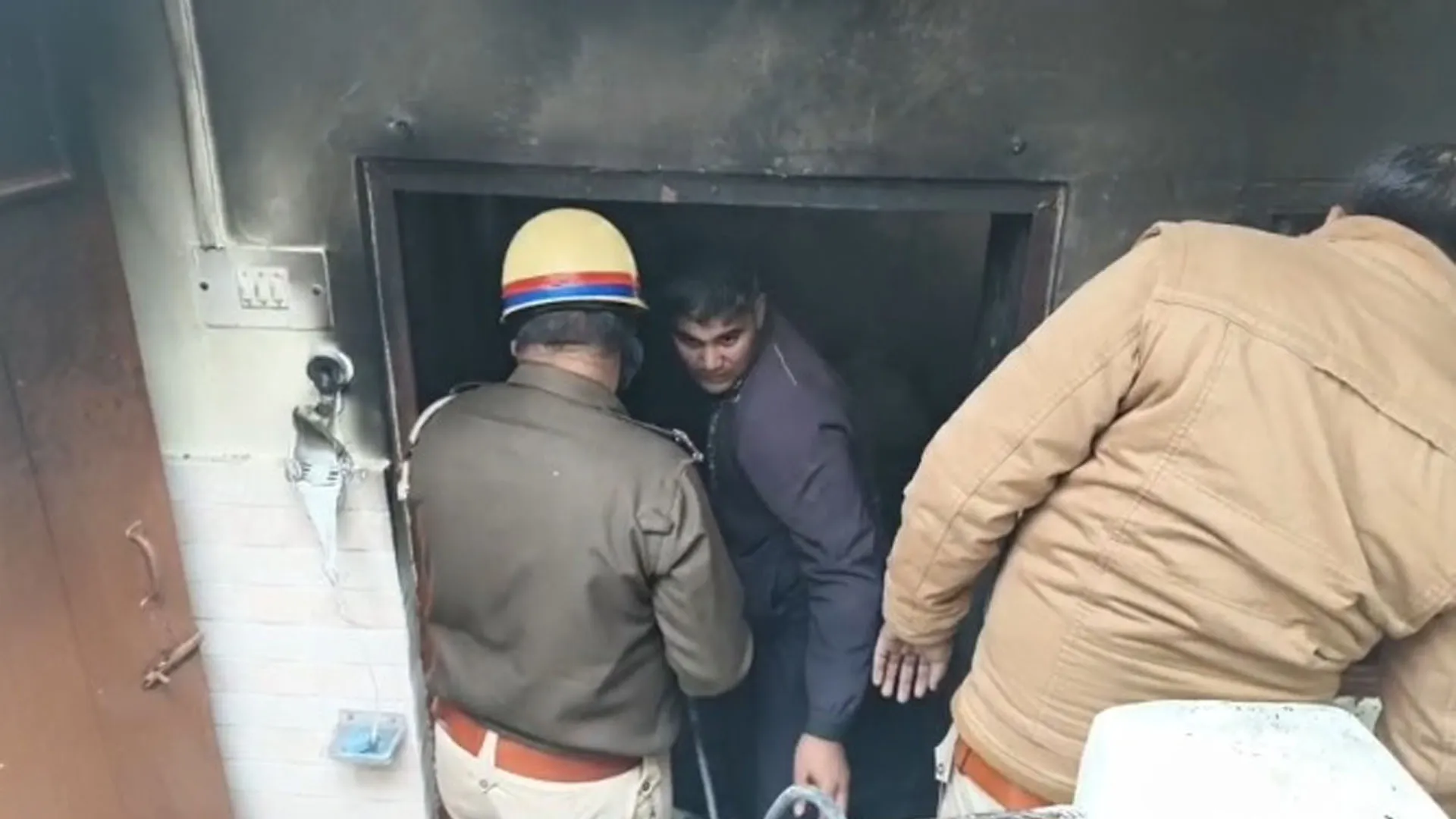 Bareilly: इलेक्ट्रिक रॉड से लगी आग, महिला झुलसी, घर का सामान जला 