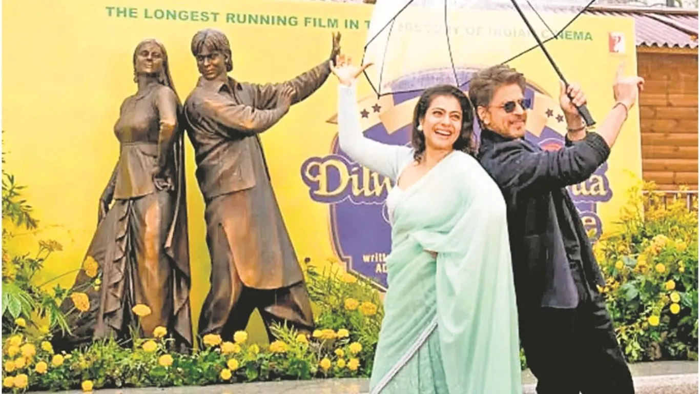 लंदन में 30 साल  बाद फिर दिखा DDLJ का जादू 