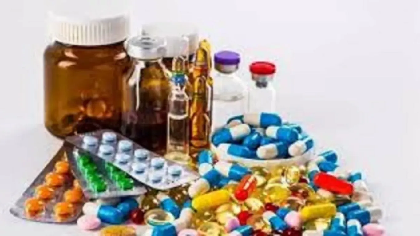 नमी ने बिगाड़ी सरकारी दवाओं की हालत:  रैपर खोलते ही चूरा हो रहीं गोलियां, कई बार शिकायत के बावजूद नहीं हो रहा सुधार