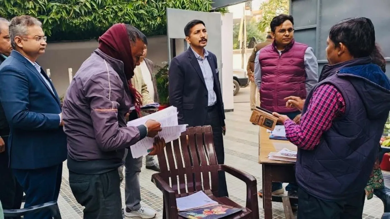 बूथों पर विशेष शिविर में जमा कराए SIR, हेल्प डेस्क पर BLO और सुपरवाइजर कर रहे मतदाताओं की शंका का समाधान