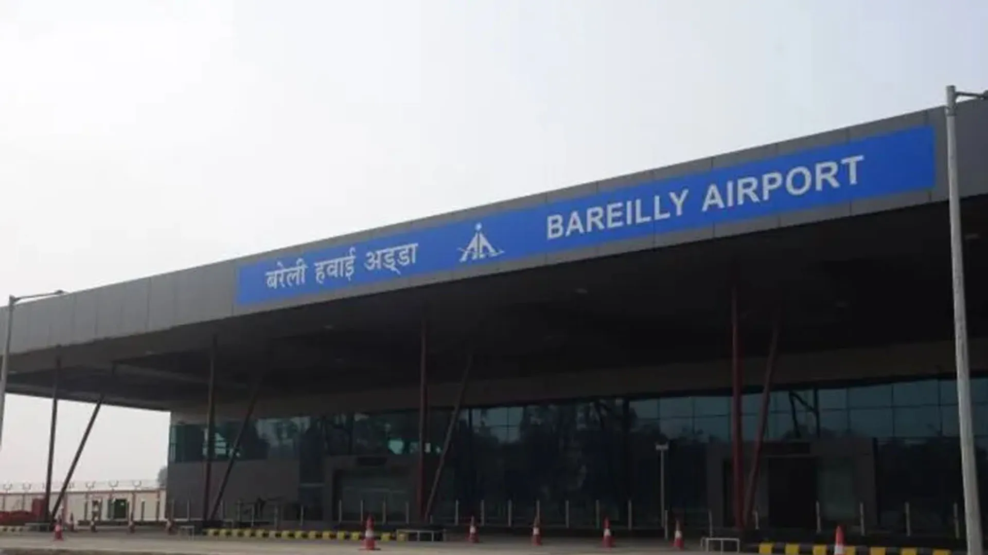 Bareilly : मुंबई जा रहा यात्री बरेली एयपोर्ट पर लेकर पहुंचा पत्थर...चेकिंग में पकड़ा तो हुआ हंगामा