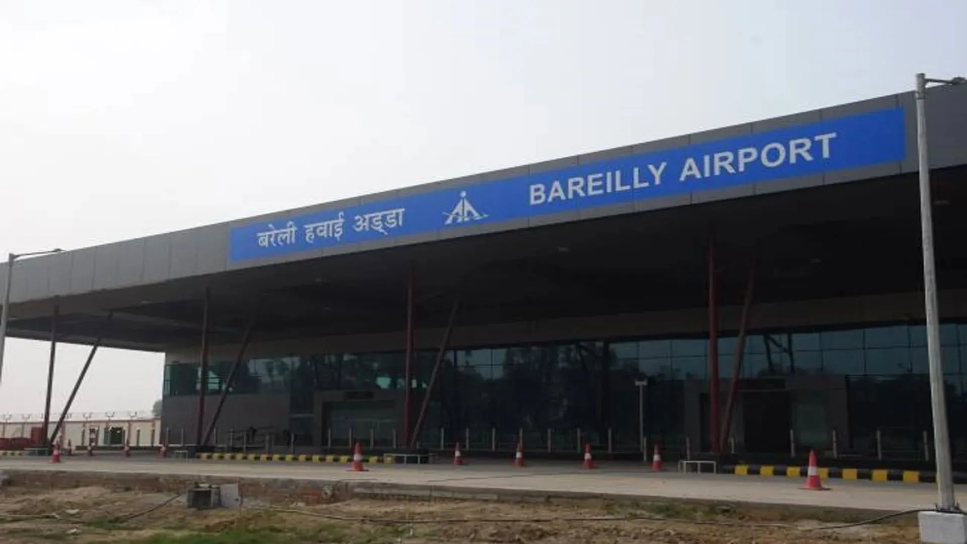 Bareilly :कोहरा...बेंगलुरु से आए 136 यात्री 20 मिनट तक हवा में फंसे रहे