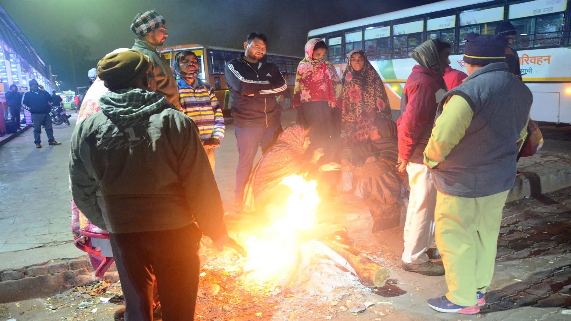 Bareilly: दावों में गर्माहट...मगर शहर की अलाव व्यवस्था पड़ी ठंडी,नहीं पहुंच पा रही लकड़ी