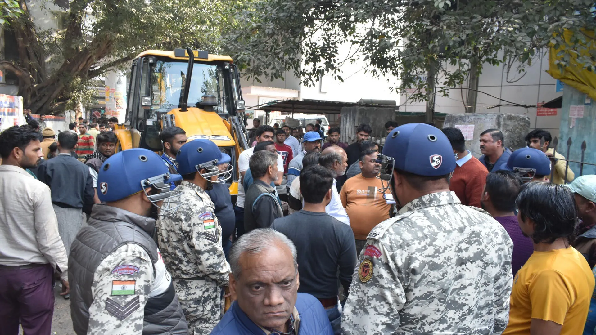 Bareilly: नगर निगम की जेसीबी चलते ही दुकानदारों में खलबली...40 हजार का जुर्माना, सामान भी किया जब्त