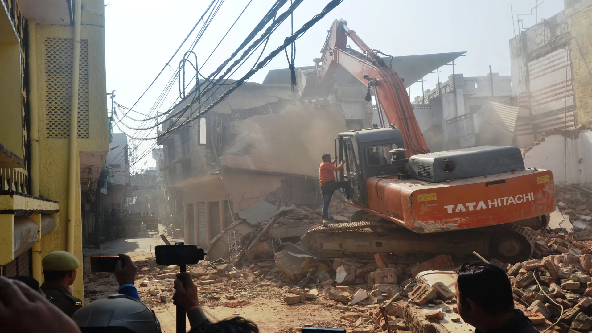 Bareilly : सन्नाटे के बीच दिन भर गरजते रहे बुलडोजर, आवासीय हिस्सा छोड़ा