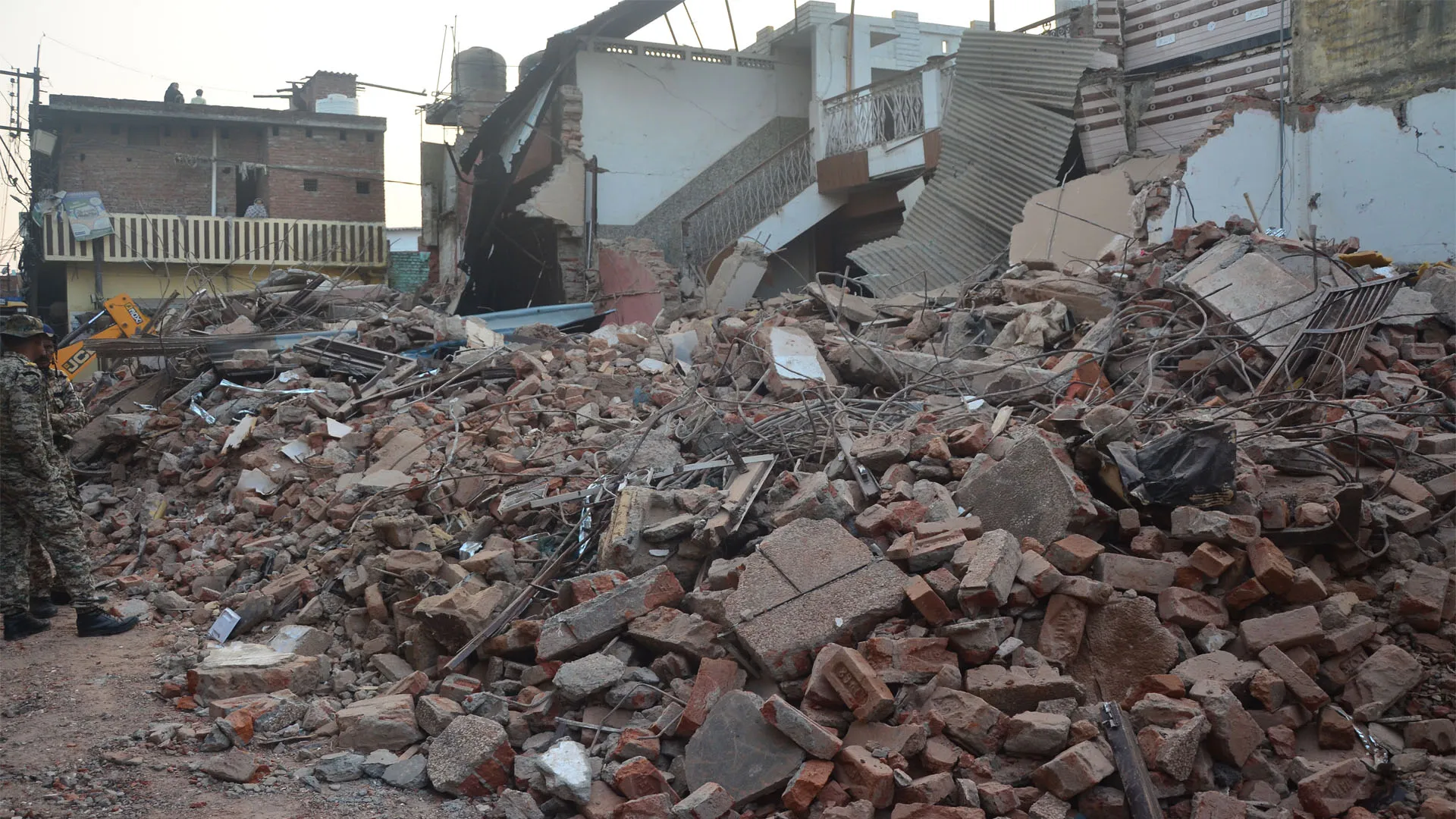 Bareilly: जमींदोज हुए तौकीर के करीबियों के दोनों अवैध बरातघर, सूफी टोला दूसरे दिन भी बना रहा छावनी